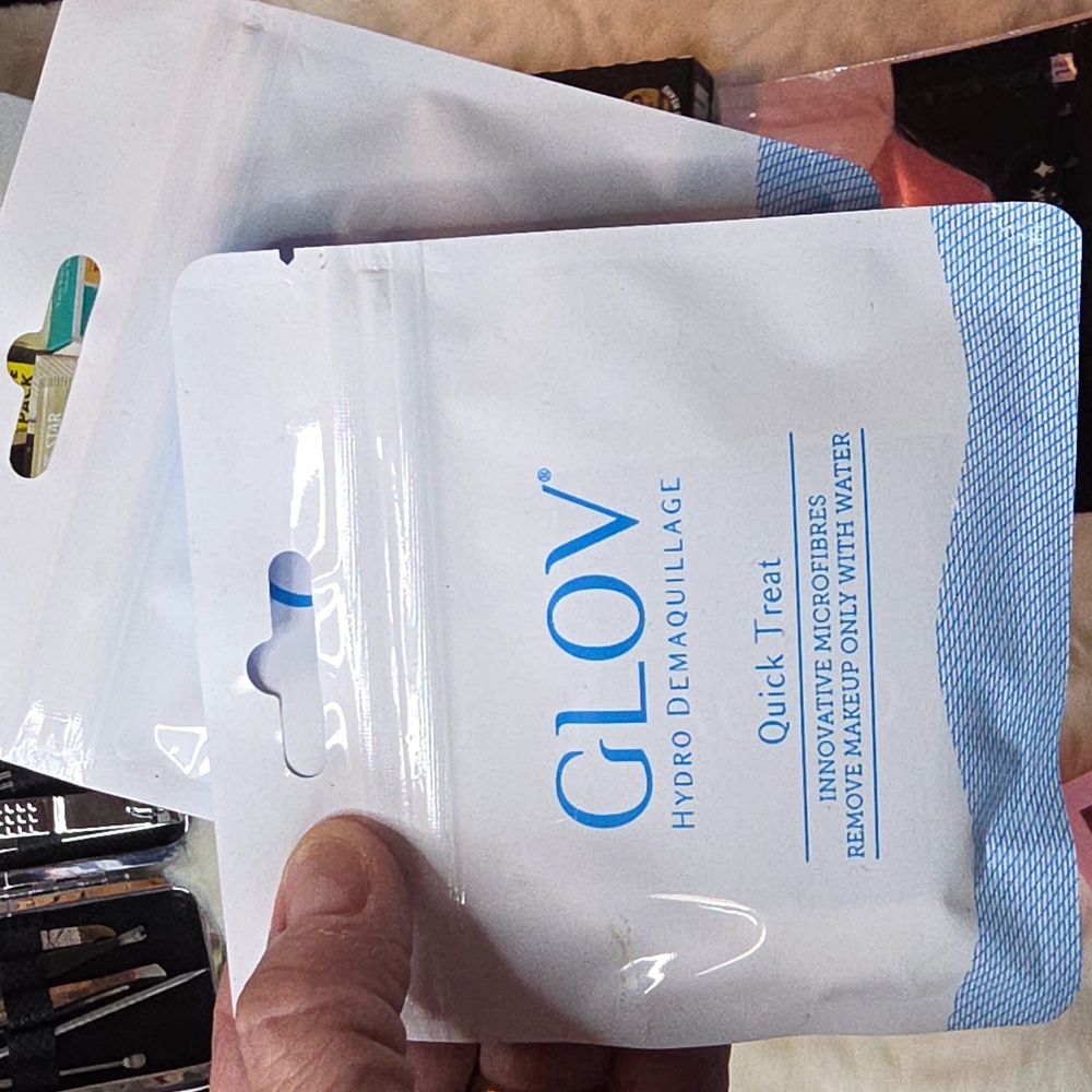 Beauty Bundle Weekend Must Haves Refresher Kit - Picture 3 of 11